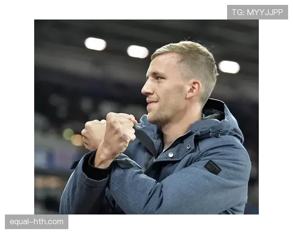 捷克绍切克西汉姆新赛季首战表现稳健,助球队强势开局