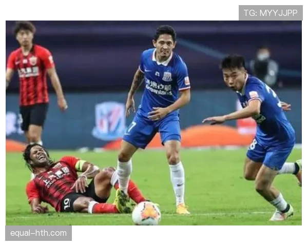 禁区拉拽判罚标准解析：何时算犯规裁判才会吹罚？