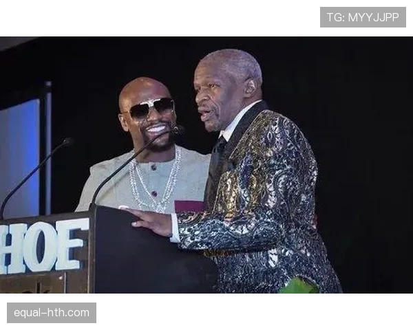 梅威瑟家里月光比拳台还狠,连狗都戴钻戒了? 梅威瑟家里月光比拳台还狠,连狗都戴钻戒了?